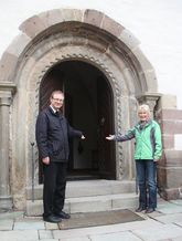 Pfarrer Michael Oswald und Pfarrgemeinderatssprecherin Johanna Herchet laden zur Gemeindemission nach Johannesberg ein.