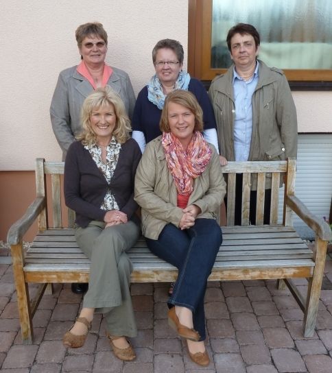hinten: Gertrud Herbert, Birgit Karolczak, Annemarie Ruhl; vorne: Johanna Herchet, Petra Günder